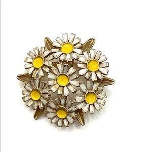 Vintage Brooch Pin Daisy Cluster Gold Tone Enamel White Yellow Gold Tone